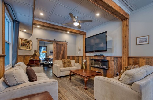 La Macaza Cottage | Pet Friendly Large Family Getaway - 30 Minutes from Ski Hills
