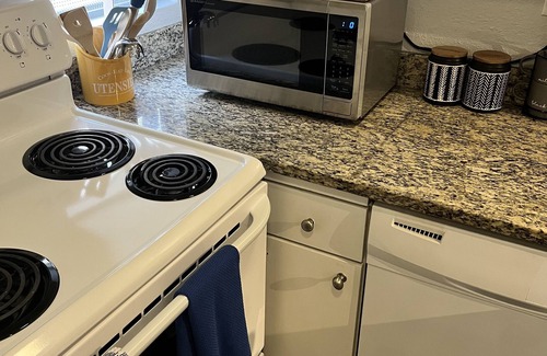 Turtle Creek Condo | Pet friendly loft in Uptown Dallas w/patio & grill