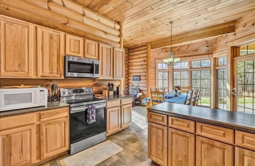 High Point House | PET FRIENDLY! Log Cabin With Abundant Privacy! 10% DISCOUNT AVAILABLE TO VETERANS & MILITARY RETIRE