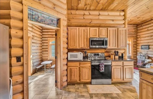High Point House | PET FRIENDLY! Log Cabin With Abundant Privacy! 10% DISCOUNT AVAILABLE TO VETERANS & MILITARY RETIRE