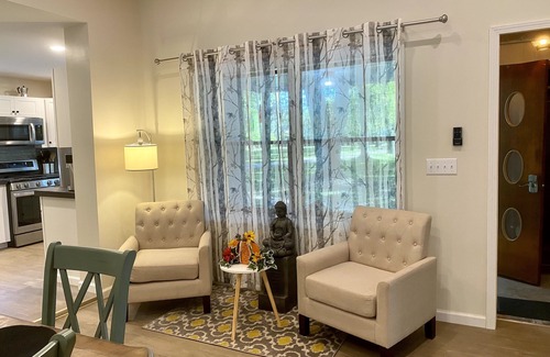 Sawyer House | Pet friendly! Minutes from Lake Michigan. 1hr 20 mins from Chicago