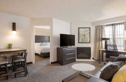 Reno/Tahoe Airport Hotel | Pet-friendly Property! w/Full Kitchen, Onsite Parking, FREE Breakfast!