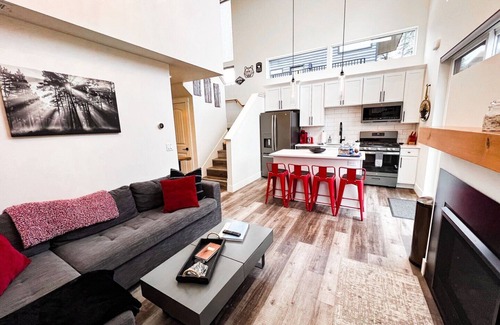Whitefish House | Pet Friendly, Red Poppy at the Quarry, Amazing 2 Bed/2 Bath, Hot Tub, Sleeps 7!
