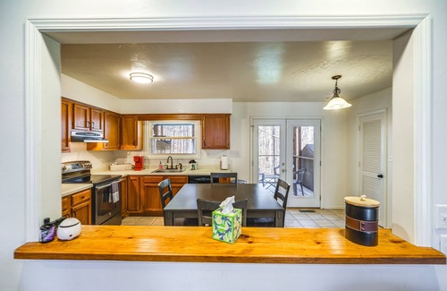 Roanoke House | Pet-Friendly Roanoke Home w/Fire Pit + Grill!
