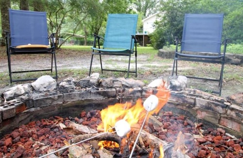 Crestview House | Pet Friendly! Rustic Crestview Cottage w/ Firepit close to Eglin AFB and Beaches