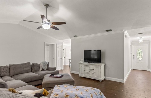 Fellowship House | Pet Friendly, Sleeps 8, 8 minutes from WEC (World Equestrian Center)