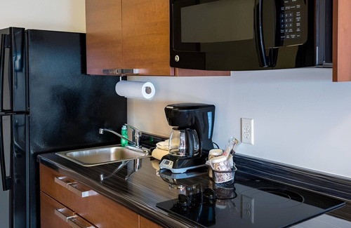 Berwick Hotel | Pet-Friendly Space w/Full Kitchen Perfect for Long Stays - Easy Access to I-35