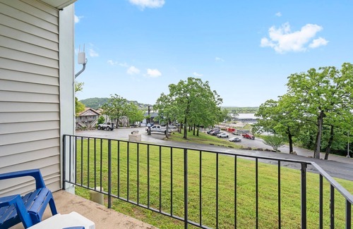 Indian Point Condo | Pet-Friendly Suite with Marina Access and Tiki Bar