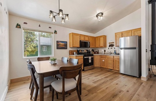 Duck Creek Village Cabin | Pet-Friendly Cabin Retreat: Cozy 2BR Bear Cabin Getaway in Duck Creek Village