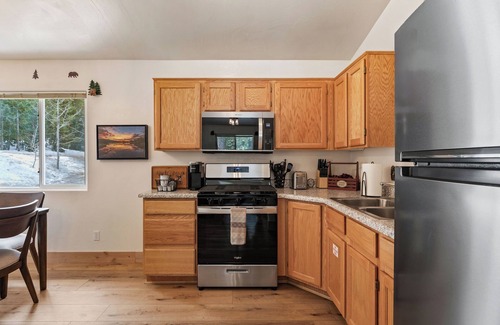 Duck Creek Village Cabin | Pet-Friendly Cabin Retreat: Cozy 2BR Bear Cabin Getaway in Duck Creek Village