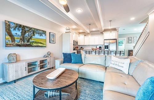 Folly Field House | Pet Friendly| HeatedPool| Kids Room| Beach Equipment |Short walk to the Beach