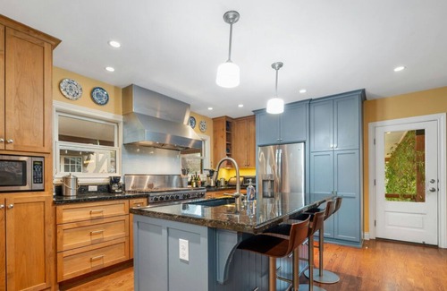 Tarrytown House | Pet-Friendly w/Parking+Patio ✦ Near UT, Walk to Parks/Cafes ✦ Warm & Homey