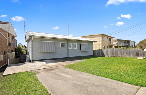 Tuross Head House | Pet Friendly + Walk to Beach - Surf Cottage @ Tuross Head