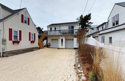 North Beach Haven Cottage | Pet Friendly. WiFi. Beach Badges. Outdoor shower. WD. Oceanside. All new.