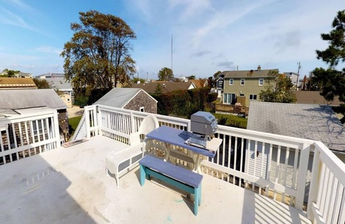 Ship Bottom House | Pet Friendly. WiFi. Beach Badges. Beach Chairs.Deck Smart TV. Outdoor Shower.