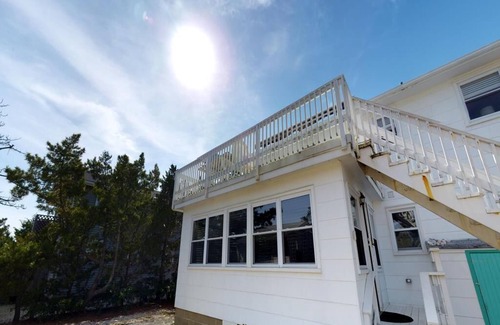 Ship Bottom House | Pet Friendly. WiFi. Beach Badges. Beach Chairs.Deck Smart TV. Outdoor Shower.