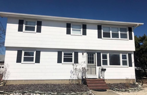 Ship Bottom House | Pet Friendly. WiFi. Beach Badges. Beach Chairs.Deck Smart TV. Outdoor Shower.