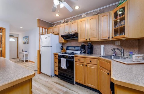 Villas House | Pet Friendly with a Pool! Steps to the Bay!