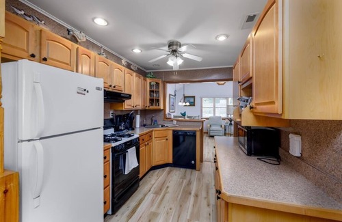 Villas House | Pet Friendly with a Pool! Steps to the Bay!