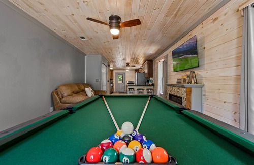 Pigeon Forge Cabin | Pet Zone! Hot Tub | Pool Table & Fire Pit