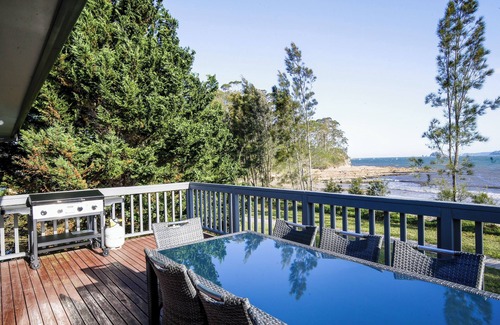 Surfside House | Pete's on the Beach, less than 5 minutes to Batemans Bay CBD