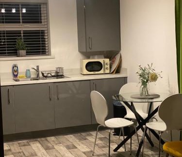 Peterborough Apartment | Peterborough City Center Near Healthcare Center One Bed apartment With Free Private Parking Contractors Locum Staff welcome