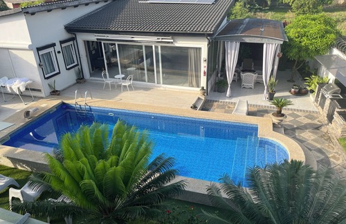Lome Apartment | Petit Hambourg guest house by the pool