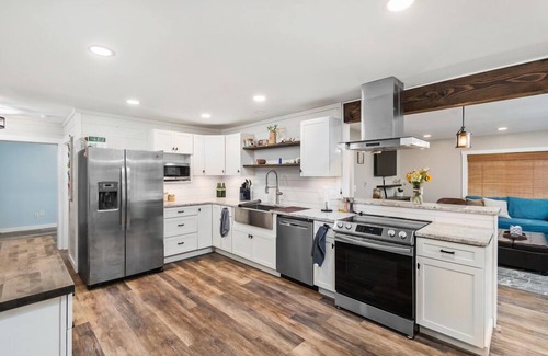 Seaview House | Pets OK, 5-min to beach, Wi-Fi, Newly Remodeled (SaltyD)