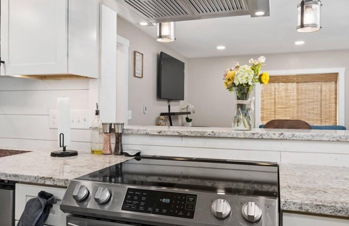 Seaview House | Pets OK, 5-min to beach, Wi-Fi, Newly Remodeled (SaltyD)