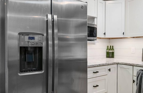 Seaview House | Pets OK, 5-min to beach, Wi-Fi, Newly Remodeled (SaltyD)