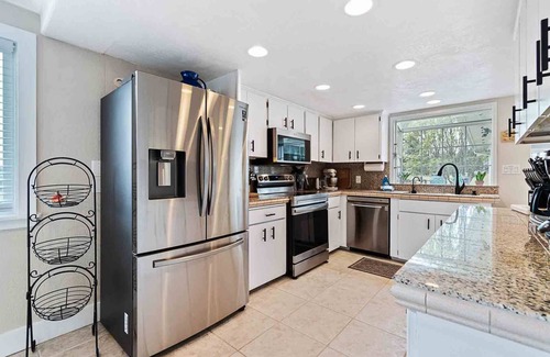 Long Beach House | Pets OK, Amazing View, Steps to Town & Beach (Seas)