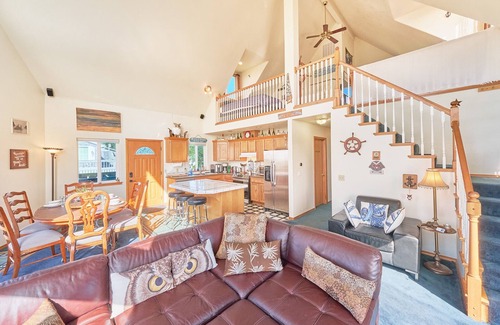 Ocean Park House | Pets Ok, AMAZING VIEWS, Pool Table, Rec Room (Owl)