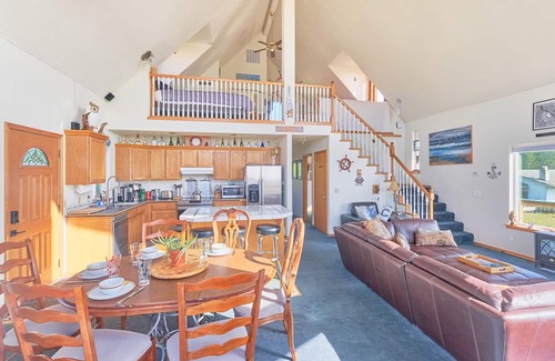 Ocean Park House | Pets Ok, AMAZING VIEWS, Pool Table, Rec Room (Owl)