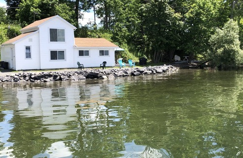 Romulus Cottage | Pets Welcome. Private. Right on the Lake.