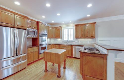 Sandy Springs House | Pets Welcome! Spacious ATL Area Retreat with Deck