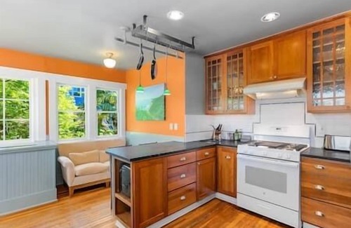 Phinney Ridge House | PH - Enchanted Path to a Gardenscape - 92 Walkscore!