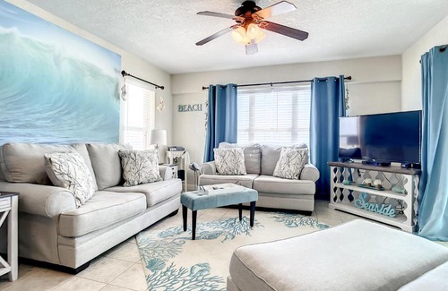 Cearra Del Ray Apartment | PH6A Palm House. Gorgeous beachfront condo