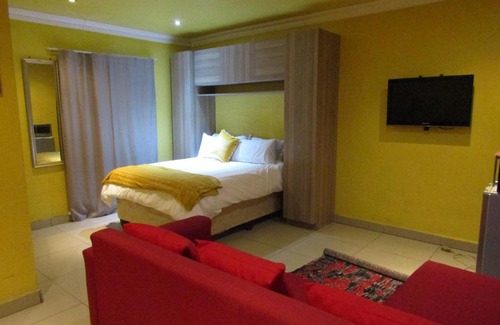 Greater Johannesburg Metropolitan Area House | Phomolong Guest House Soweto