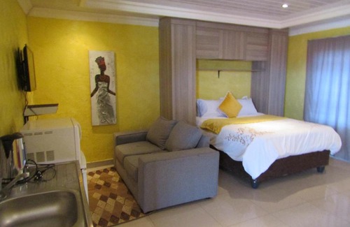 Greater Johannesburg Metropolitan Area House | Phomolong Guest House Soweto