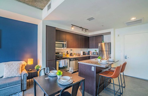 Evans Churchill Apartment | PHX DT Apartment with Balcony + Gym + Pool Parking