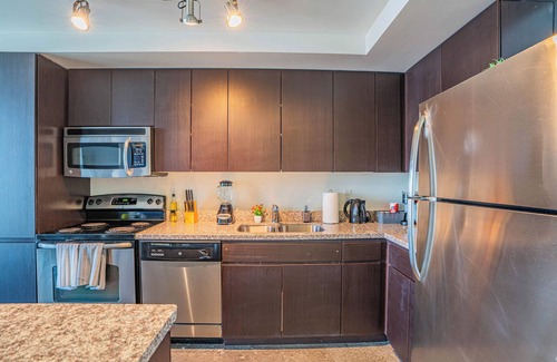 Evans Churchill Apartment | PHX DT Apartment with Balcony + Gym + Pool Parking
