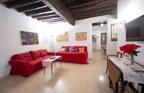 Rione V Ponte Apartment | Piazza Navona Courtyard Apartment with Rooftop Access