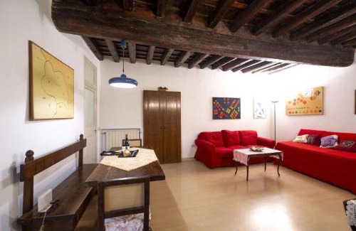 Rione V Ponte Apartment | Piazza Navona Courtyard Apartment with Rooftop Access