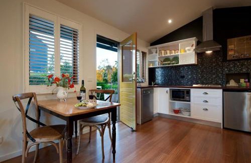 Hepburn House | Piccolo Cosy Cottage with views
