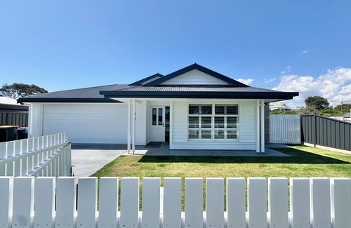 Waterhouse House | Picketts of Robe - Brand new build centrally located and near golf course