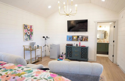 Fredericksburg Cottage | Pickleball cottage with private hot tub and firepit in the heart of wine country