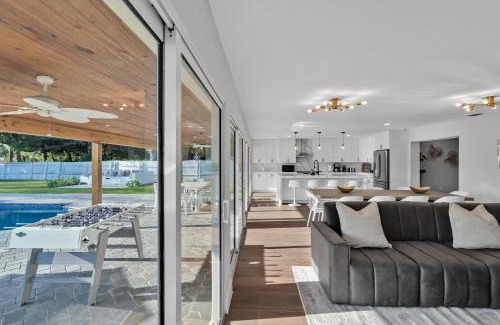 West Palm Beach House | Pickleball Court Heated Pool Fire-Pit (West Palm Beach) - 8 min to beach