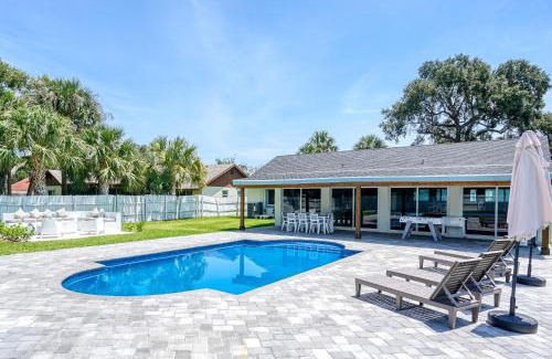 West Palm Beach House | Pickleball Court Heated Pool Fire-Pit (West Palm Beach) - 8 min to beach
