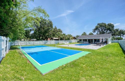West Palm Beach House | Pickleball Court Heated Pool Fire-Pit (West Palm Beach) - 8 min to beach