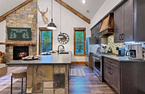 Broken Bow House | Pickleball, Pool, Splash Fountain ,Clubhouse , Walking Trails , Basketball